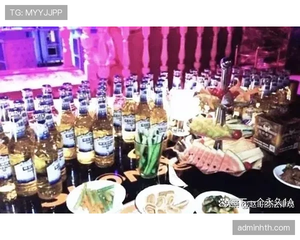 高亭宇昨晚小聚被拍，桌上那瓶香槟和三张账单看得我发慌